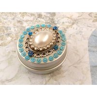 Kleine Dose Aus Metall Mit Halbperle in Weiß, Klaren Strass Chatons Türkis Silber Silberfarben, Pillendose, Zahndose, Schraubverschluß von Schmucktruhe