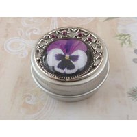 Kleine Dose Aus Metall Mit Stiefmütterchen Motiv Und Stern Ornamenten Lila Silberfarben, Pillendose, Zahndose, Schraubverschluß von Schmucktruhe