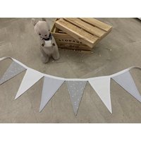 Wimpelkette Aus Stoff/Grau Punkte Wimpelkette Aus Stoff/Grau Punkte von Schneidereimenzel