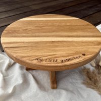 Tortenplatte Aus Eiche Mit Gravur | Zerlegbarer Kuchenständer Holz Personalisierte Etagere Für Hochzeit Und Feiern Tortenplatte Aus Eiche Mit Gravur | Zerlegbarer Kuchenständer Holz Personalisierte Etagere Für Hochzeit Und Feiern von SchnittLaserWerk