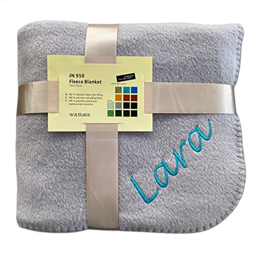 Schnoschi graue Fleece Kuscheldecke mit Namen Bestickt 170 x 130 cm Sofadecke Fleecedecke warme Decke von Schnoschi