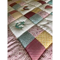 Krabbeldecke Mit Namen, Individuelle Babydecke + Lagerungskissen Clara Patchworkdecke, Personalisiert von SchnuckelGyde