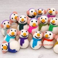 Schneemänner Mit Bunter Schal Gefilzt, Fröhliche Mini Geschenkanhänger Schneemann, Adventsdeko Schneemann Ohrenwärmer Schneemänner Mit Bunter Schal Gefilzt, Fröhliche Mini Geschenkanhänger Schneemann, Adventsdeko Schneemann Ohrenwärmer von Schnuffelinis