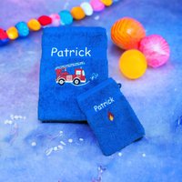 Feuerwehrauto Handtuch Set Mit Name Bestickt Schöne Farben 50x100 cm Und Waschhandschuh von Schnullergeschenke