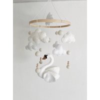 Boucle Baby Mobile Schwan Weiß von Schnullerteddy