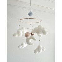 Kleine Baby Mobile Wolken Boucle/Baumwolle Gehäkelte Bälle Kleine Baby Mobile Wolken Boucle/Baumwolle Gehäkelte Bälle von Schnullerteddy