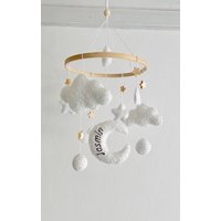 Personalisierte Boucle Baby Mobile Wolken Weiß von Schnullerteddy