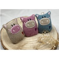 Hochwertiges, Handgefertigtes Glücksschweinchen Aus Wollwalk, Ca. 8 X 6, 5 cm, in 3 Farben Verfügbar | Talisman Glücksbringer Mitbringsel Hochwertiges, Handgefertigtes Glücksschweinchen Aus Wollwalk, Ca. 8 X 6, 5 cm, in 3 Farben Verfügbar | Talisman Glücksbringer Mitbringsel von SchnulliTraumSR
