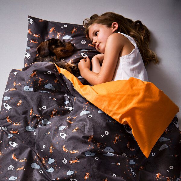 Schön, oder? Dackel im Weltall - Kinderbettwäsche 100 % Biobaumwolle Ombre Blue von Schön, oder?