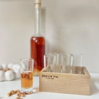 Personalisierbares Schnapstablett Aus Eichenholz - Hochzeitsgeschenk Mit Gravur von SchoenManufaktur