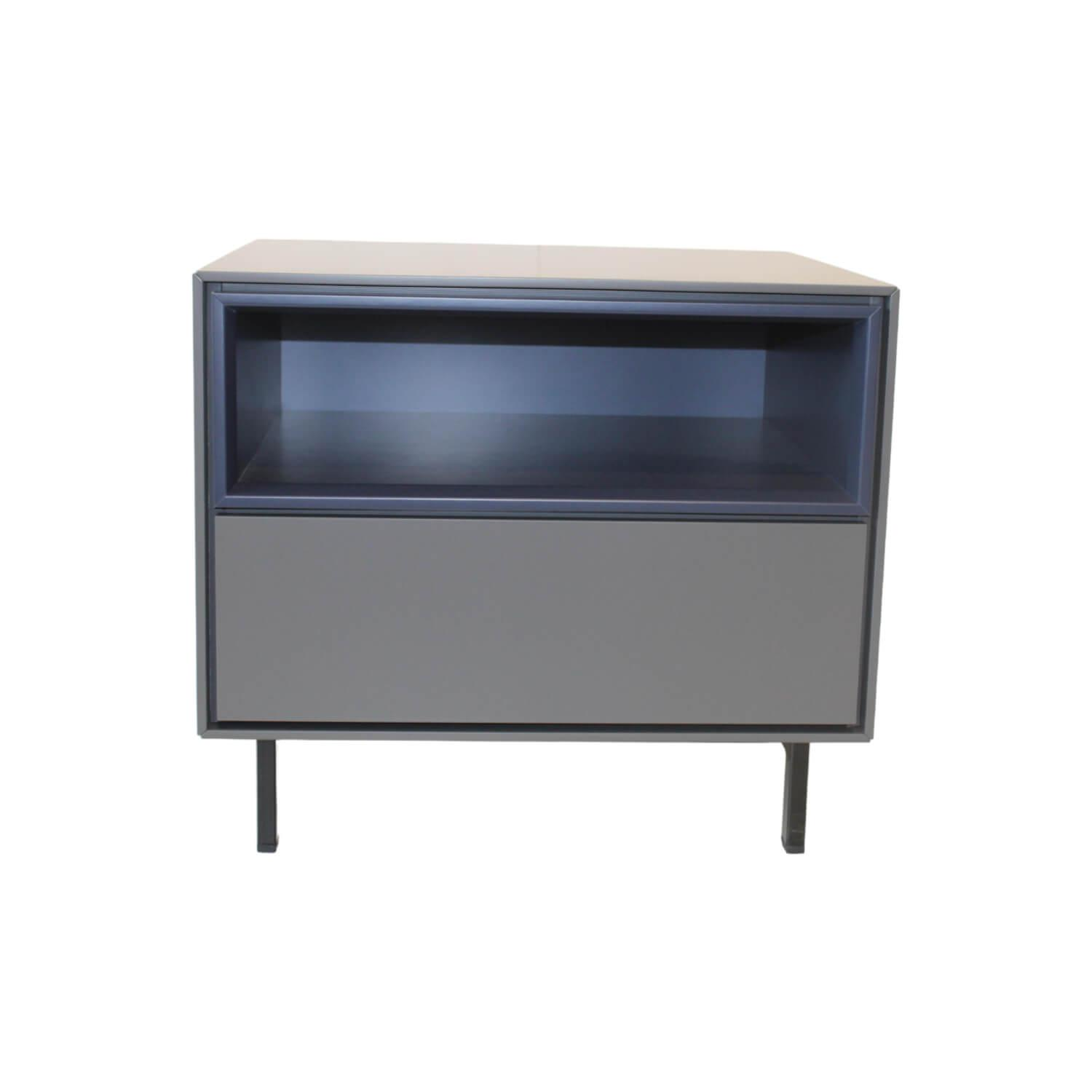 Nachttisch Holz Front .66 Granit Grau Nische .51 Nachtblau Füße Schwarz Nachttisch Holz Front .66 Granit Grau Nische .51 Nachtblau Füße Schwarz von Schönbuch