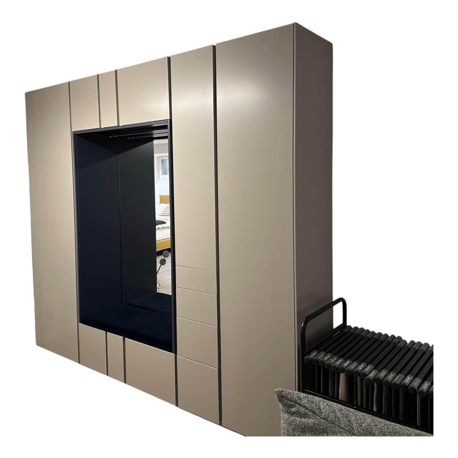 Schrank Stripes Kieselstein 59 Grau Und Nachtblau 51 Blaugrau Lackiert Sitzbankp... Schrank Stripes Kieselstein 59 Grau Und Nachtblau 51 Blaugrau Lackiert Sitzbankp... von Schönbuch