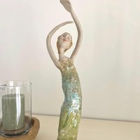 Beetstecker Frau Als Elfe, Tänzerin, Frauenskulptur, Fee in Hellgrünen Farben, Gartenkunst Von Schoenliebchen von Schoenliebchen