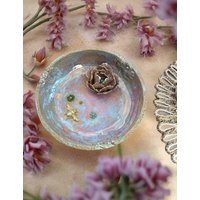 Vogeltränke, Bienentränke, Schmuckschale Aus Frostfester Keramik, 23 cm Durchmesser in Zart Rosa Lila Mit Blüte Vogeltränke, Bienentränke, Schmuckschale Aus Frostfester Keramik, 23 cm Durchmesser in Zart Rosa Lila Mit Blüte von Schoenliebchen