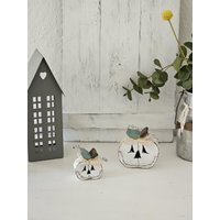 2Er Set Halloween Kürbisseweißholzhandmadeshabbylookvintage 2Er Set Halloween Kürbisseweißholzhandmadeshabbylookvintage von Schoenstoff