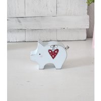 Holzschweinchenhellblauholzhandmaderotes Herz Holzschweinchenhellblauholzhandmaderotes Herz von Schoenstoff