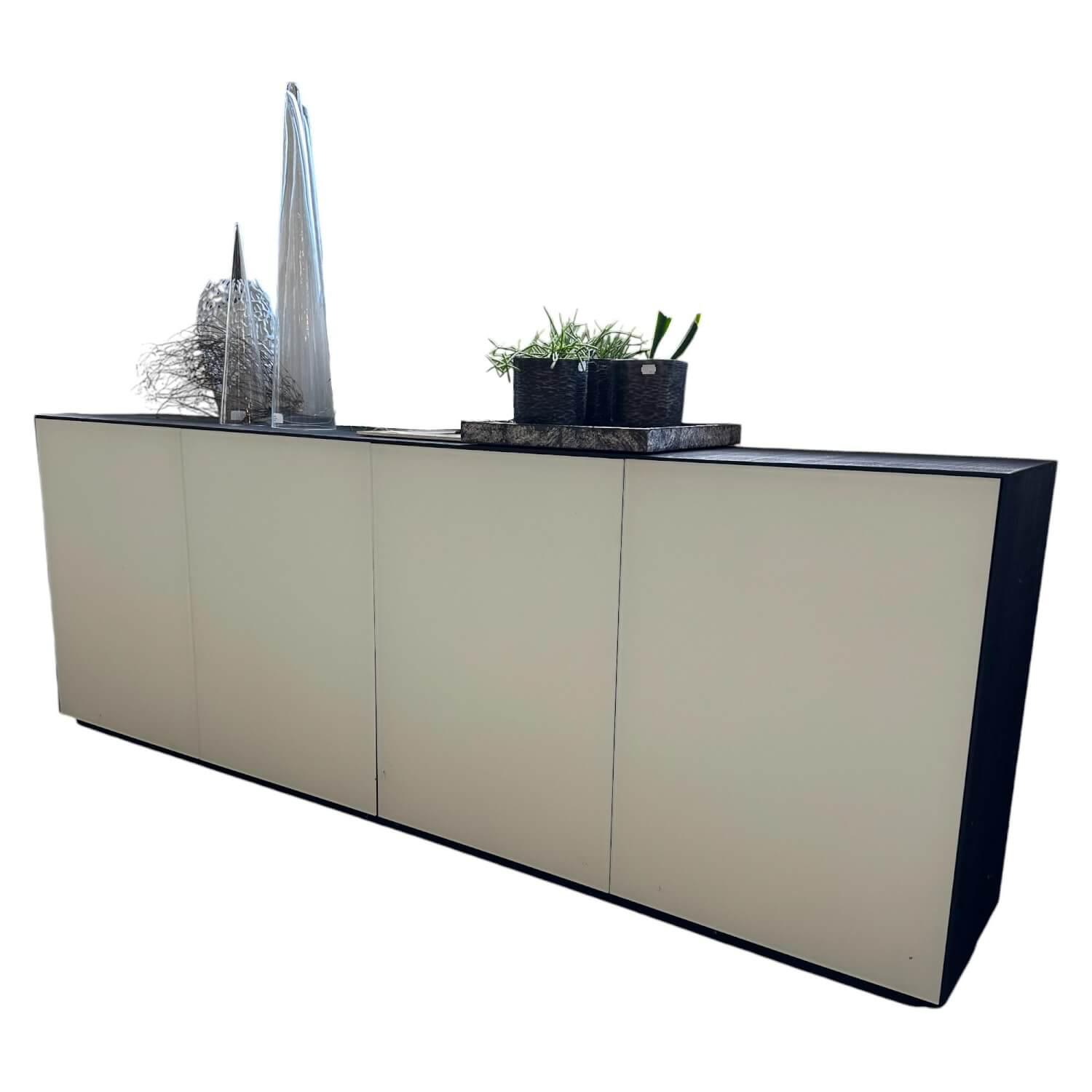 Sideboard Farn Front Glas 9010 Weiss Matt Außen Und Innern Schwarz Matt Sideboard Farn Front Glas 9010 Weiss Matt Außen Und Innern Schwarz Matt von Scholtissek