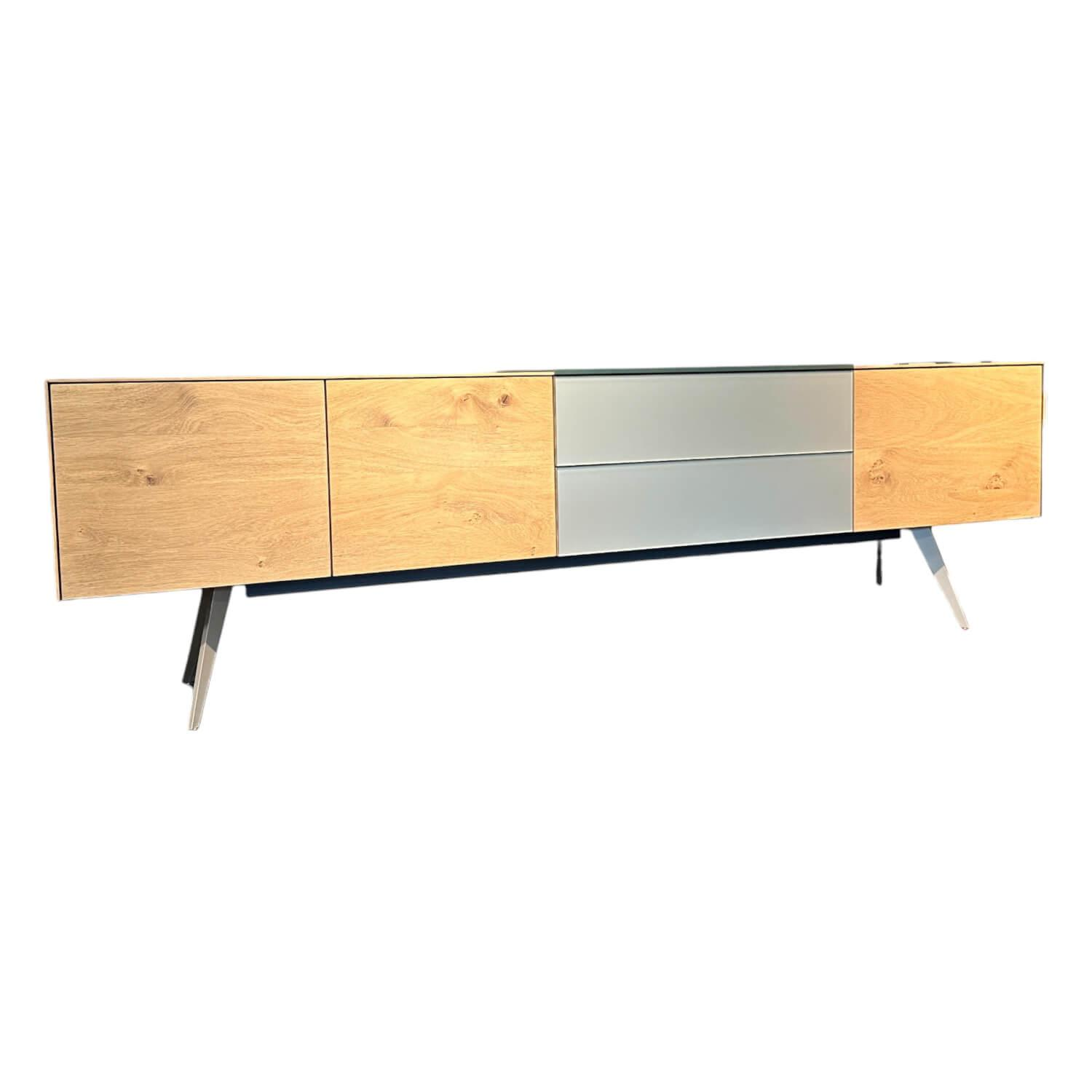 Sideboard Talio Knorrige Eiche Puro Geölt Floatglas 137 Platin Grau Matt Sideboard Talio Knorrige Eiche Puro Geölt Floatglas 137 Platin Grau Matt von Scholtissek