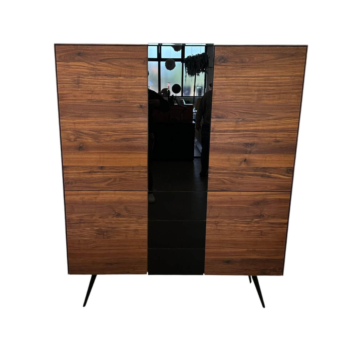 Geschirrschrank Talio Astiger Nussbaum Natur Geölt Glas 9005 Schwarz Glänzend In... Geschirrschrank Talio Astiger Nussbaum Natur Geölt Glas 9005 Schwarz Glänzend In... von Scholtissek