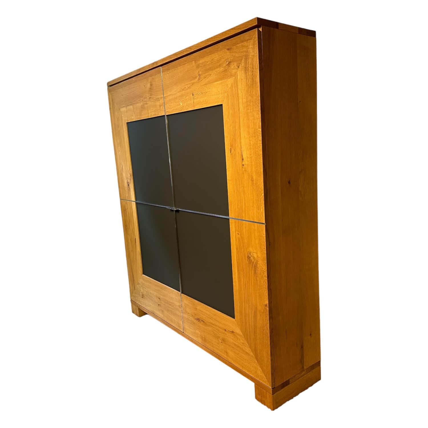 Schrank Varus Asteiche mit Glas Grau Knorrige Eiche Geölt Floatglas Dunkelbraun ... Schrank Varus Asteiche mit Glas Grau Knorrige Eiche Geölt Floatglas Dunkelbraun ... von Scholtissek