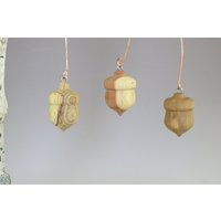 Gedrechselte Holz Eichel Ornamente, Kupfer Haken, Dreier Set von SchoolhouseWoodcraft