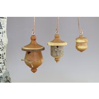 Gedrechselte Eibenholz Ornament-Set, Eichel - & Vogelhaus-Ornamente, Kupferhaken Gedrechselte Eibenholz Ornament-Set, Eichel - & Vogelhaus-Ornamente, Kupferhaken von SchoolhouseWoodcraft