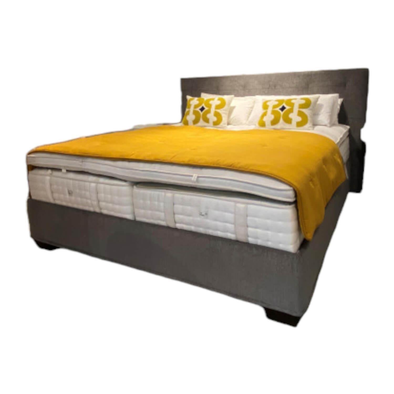 Boxspringdoppelbett Gala Mit Kopfteil Quadro Stoff Grau mit 2 Matratzen von Schramm