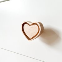 Herz Möbelgriff Aus Holz Eine Herzförmige Dekoration Ihrer Einrichtung Im Kinderzimmer Hemnes Wickeltisch Babyzimmer Möbelknopf Türgriff Herz Möbelgriff Aus Holz Eine Herzförmige Dekoration Ihrer Einrichtung Im Kinderzimmer Hemnes Wickeltisch Babyzimmer Möbelknopf Türgriff von Schubladenknopf