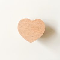 Herzförmiger Möbelgriff Aus Holz Schlichte Dekoration Einrichtung Kinderzimmer Hemnes Kommode Wickeltisch Babyzimmer Möbelknopf Türgriff von Schubladenknopf