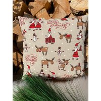 Kissenhülle „Frohe Weihnachten" Weihnachtsmänner Und Schneemänner Mit Rentieren in Rot Braun Weiß Auf Naturfarbenem Grund Leinenoptik von SchwalbenLara