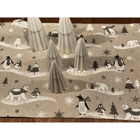 Tischläufer, Eisbären Und Pinguine Auf Natur |Weihnachtsdekoration |Weihnachtsgeschenk, Tischdeko, Leinenoptik Tischläufer, Eisbären Und Pinguine Auf Natur |Weihnachtsdekoration |Weihnachtsgeschenk, Tischdeko, Leinenoptik von SchwalbenLara