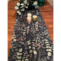 Tischläufer Dunkelblau Mit Eucalyptus, Stechpalme Und Mistelzweigen Tischläufer Dunkelblau Mit Eucalyptus, Stechpalme Und Mistelzweigen von SchwalbenLara