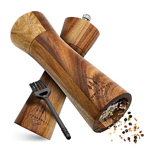 Schwarzwald Spirit Salz und Pfeffermühle Holz Klein (16,5 cm) - 2er Set mit Pfeffer und Salzmühle - Gewürzmühle mit Keramikmahlwerk inkl. Reinigungspinsel, Rezeptbuch - Küchenhelfer Geschenkidee von Schwarzwald Spirit