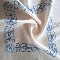 Handbestickte Mitteldecke Aus Leinen, 66 X 66cm Handbestickte Mitteldecke Aus Leinen, 66 X 66cm von SchwedenSchaetze