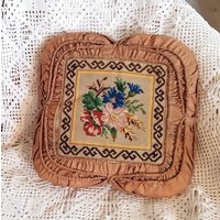 Handbesticktes Boudoirkissen, Hellbraun Handbesticktes Boudoirkissen, Hellbraun von SchwedenSchaetze