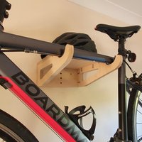 Handgefertigte Fahrrad Wandhalterung Rennrad Träger Mit Regal von ScottishWoodDesign