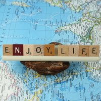 Enjoy Life Scrabble-Buchstaben-Zeichen Recycelt Enjoy Life Scrabble-Buchstaben-Zeichen Recycelt von ScrabbledMessages