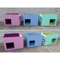 Boxy Bnb, Haustierhaus Mit 2 Kissen Und Einem Integrierten Fressnapf Schalen von ScratchyThings