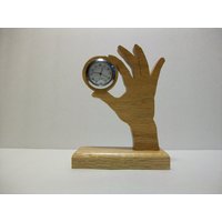 Neuheit Schreibtischuhr, Hand Hält Eine Uhr Neuheit Schreibtischuhr, Hand Hält Eine Uhr von CustomClocksBeyond