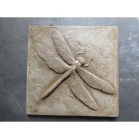 Libelle 15 cm Betonfliese Libelle 15 cm Betonfliese von Sculpturegeek