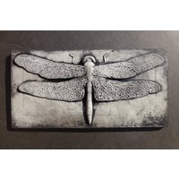 Libelle Gemeißelt Betonbildkachel Im Freien Kunst Back Splash-Wasser-Funktion Libelle Gemeißelt Betonbildkachel Im Freien Kunst Back Splash-Wasser-Funktion von Sculpturegeek