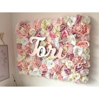 Personalisierte Blumenwand Mit Namensschild, Für Salon, Blumenwandhintergrund, Geschenk Mutter Zu Sein von SdesignFloral