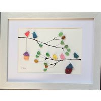 Vögel Auf Einem Ast Mit Vogelhäusern - Seeglaskunst Und Kieselkunst Einzigartige Handgefertigte Einrahmung von SeaglassArtworks