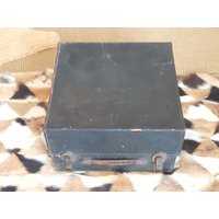 Vintage Koffer, Kleine Truhe, Brust, Schallplattenbox, Verprügelt, Gerissen, Abgenutzt, Markiert, Zerkratzt, Verprügelte Alte Kiste von SeaglassVintageFinds