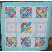 Gestickte Schneeflocke-Wurf-Quilt Buntes Winter-Dekor, Flanellrückseite Gestickte Schneeflocke-Wurf-Quilt Buntes Winter-Dekor, Flanellrückseite von SeamsLikeFunbyKathy