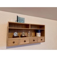 Handgefertigter Hängender Wandschrank/Schwebender Vitrinenschrank/Eiche Mit Dekorativer Nussbaum Schubladengriffe/Regale/Aufbewahrung von SeanDycusHolzwerk
