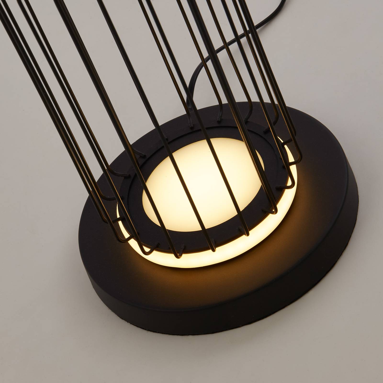 LED-Stehleuchte Cage in Käfigdesign von Searchlight