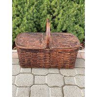 Schöner Hölzerner Gewebter Latten-Doppeldeckel-Picknick - Oder Mehrzweckkorb Aus Den 1960Er Jahren Schöner Hölzerner Gewebter Latten-Doppeldeckel-Picknick - Oder Mehrzweckkorb Aus Den 1960Er Jahren von SeasideStudioPEI