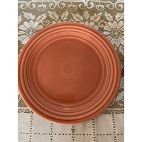 Set Von Drei Vintage Homer Laughlin Fiestaware 9.5 "Teller Rose | Circa 1951-1959" Set Von Drei Vintage Homer Laughlin Fiestaware 9.5 "Teller Rose | Circa 1951-1959" von SeasideStudioPEI