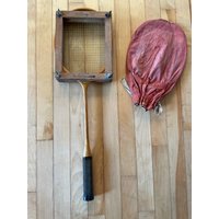 Vintage Spalding Special Badmintonschläger Mit Einer Niagarapresse Und Altem Lederbezug Vintage Spalding Special Badmintonschläger Mit Einer Niagarapresse Und Altem Lederbezug von SeasideStudioPEI
